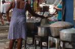 Comida preparada e vendida nas ruas centrais de Port-au-Prince, capital do Haiti